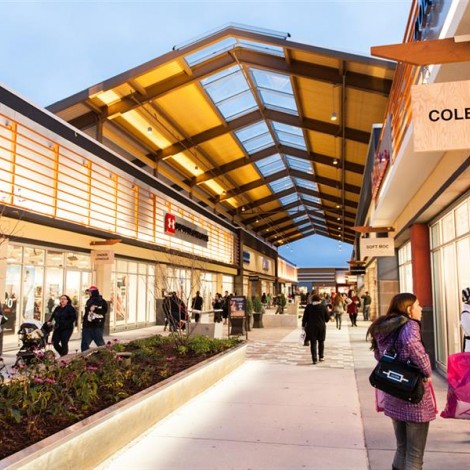 Tanger Outlets promenade